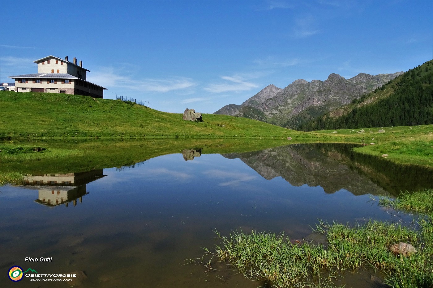 08 Il Rifugio e la costiera del Tre Signori si specchiano.JPG